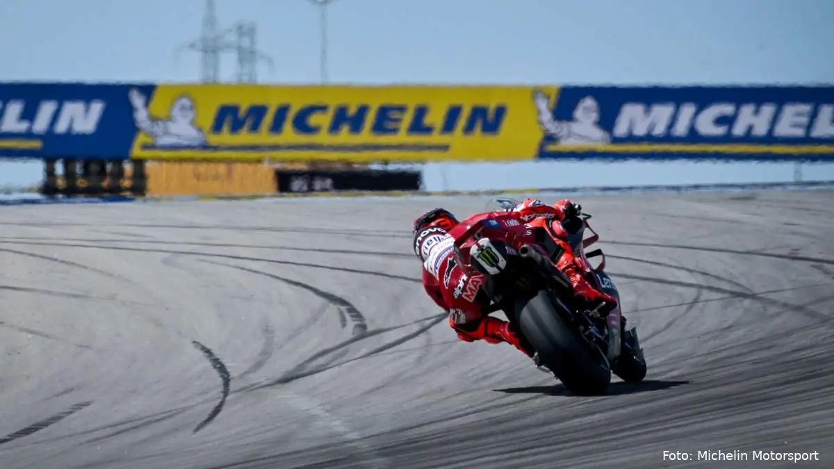 Marc Marquez guida la Ducati Desmosedici GP26 nella gara MotoGP ad Aragon