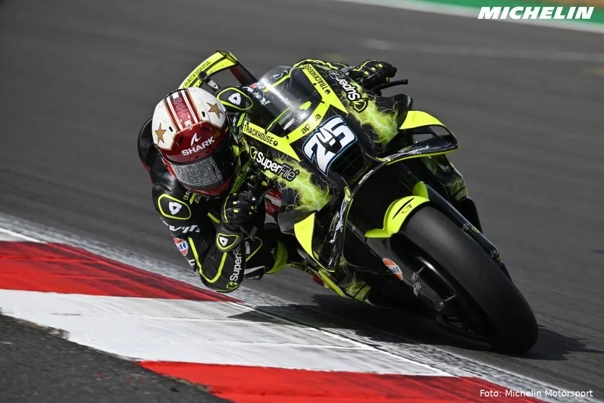 Raul Fernandez guida l'Aprilia Trackhouse nella gara MotoGP a Silverstone