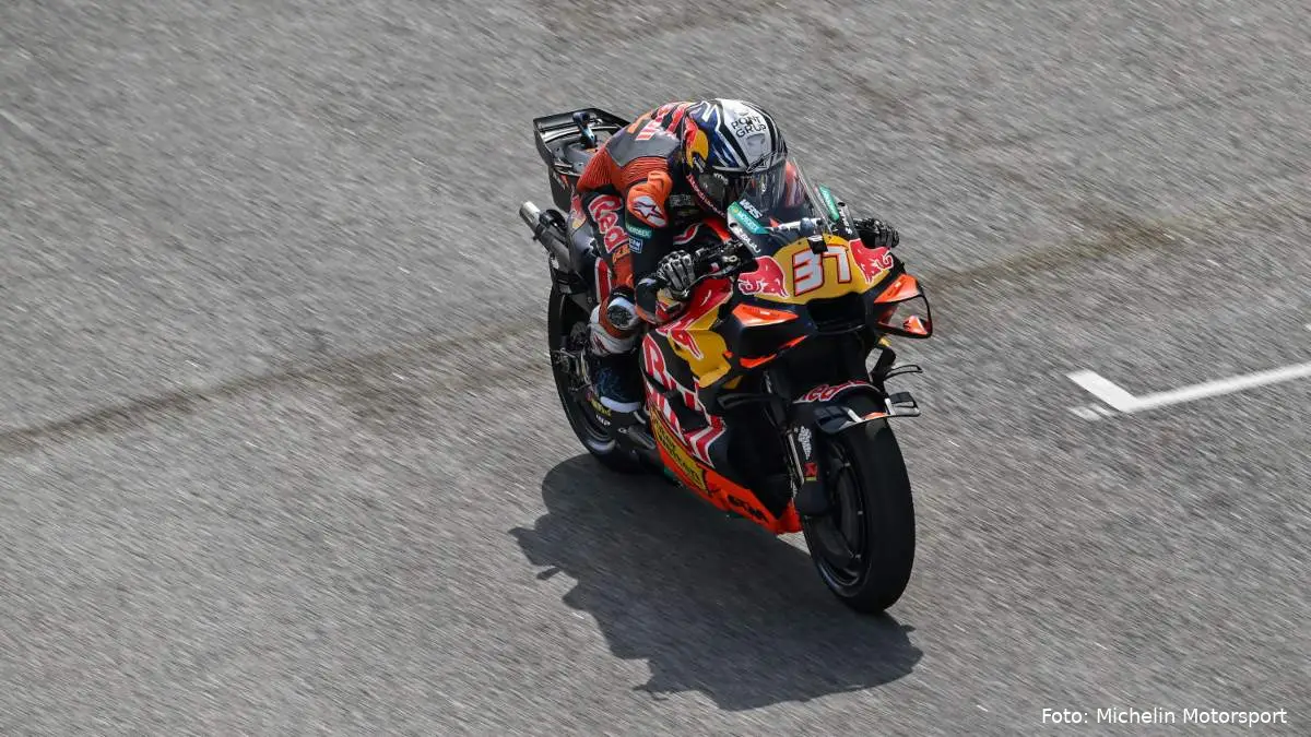 Pedro Acosta guida la KTM RC16 MotoGP sulla pista di Sepang