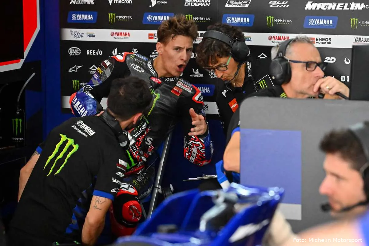 Fabio Quartararo pilota Yamaha MotoGP parla nel box