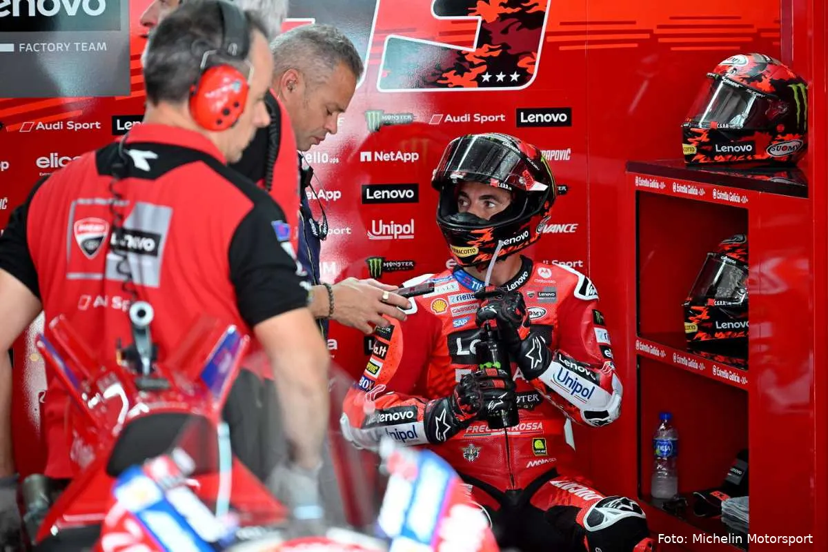 Pecco Bagnaia pilota Ducati MotoGP seduto nel box del team