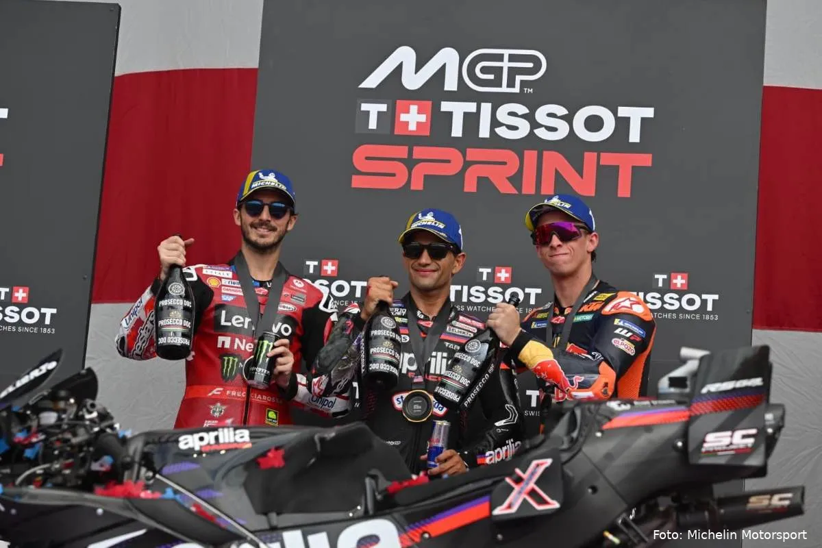Jorge Martin con Pecco Bagnaia e Pedro Acosta sul podio Sprint MotoGP ad Austin, USA