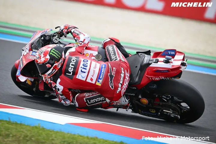 Pecco Bagnaia guida la Ducati Desmosedici nelle Prove MotoGP in Ungheria