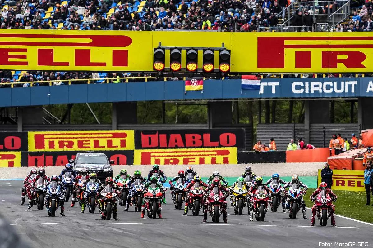 Partenza gara con i piloti schierati sulla griglia Superbike WorldSBK ad Assen