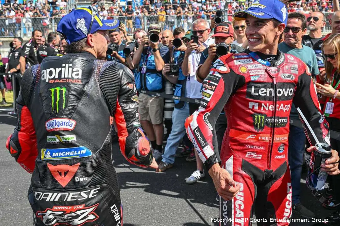 Marc Marquez e Marco Bezzecchi al parco chiuso MotoGP al Balaton Park Circuit