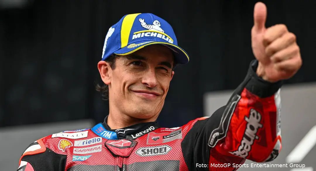 Marc Marquez fa OK con la mano dopo la vittoria nella Sprint MotoGP in Australia