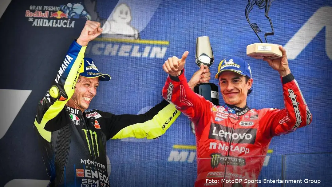 Valentino Rossi e Marc Marquez piloti MotoGP esultano con dei trofei in mano