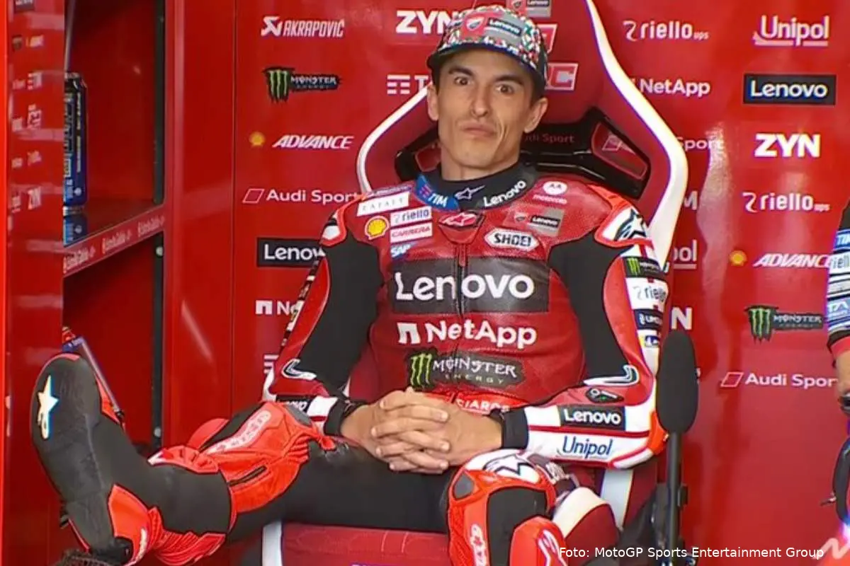 Marc Marquez pilota Ducati MotoGP al box del team al Mugello