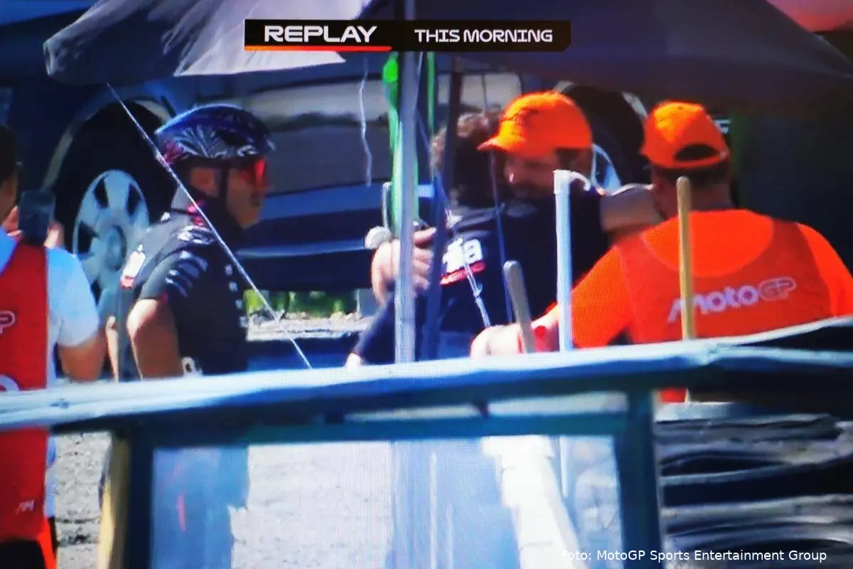 Marco Bezzecchi si scusa col Marshal nel GP Brno