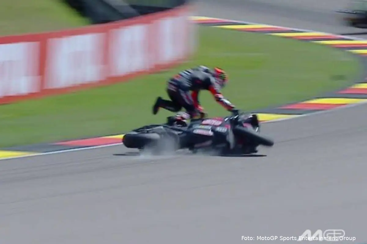 Caduta di Marco Bezzecchi nelle Qualifiche MotoGP al Sachsenring
