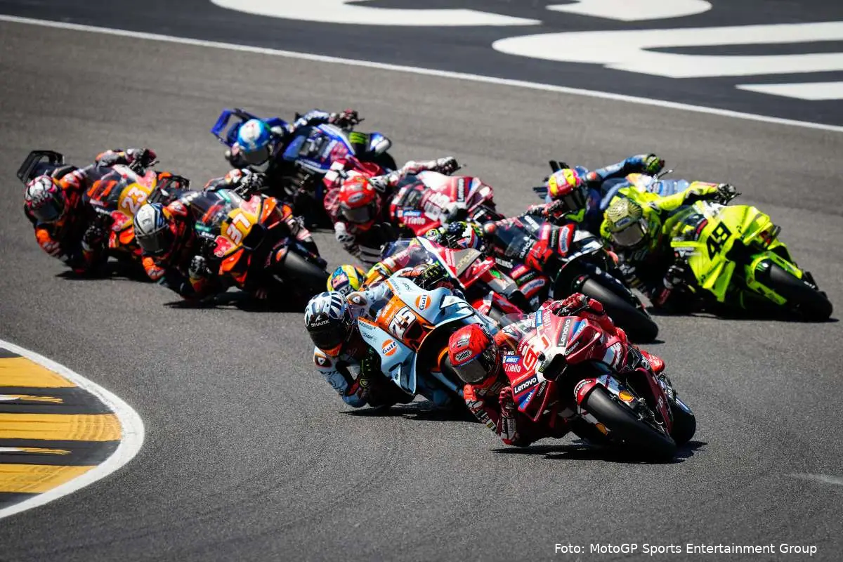 Raul Fernandez in lotta con altri piloti MotoGP