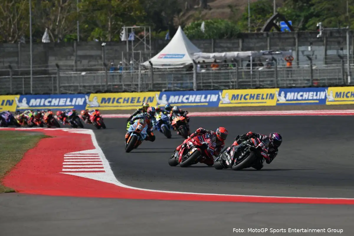 Piloti MotoGP in azione durante la gara in Indonesia