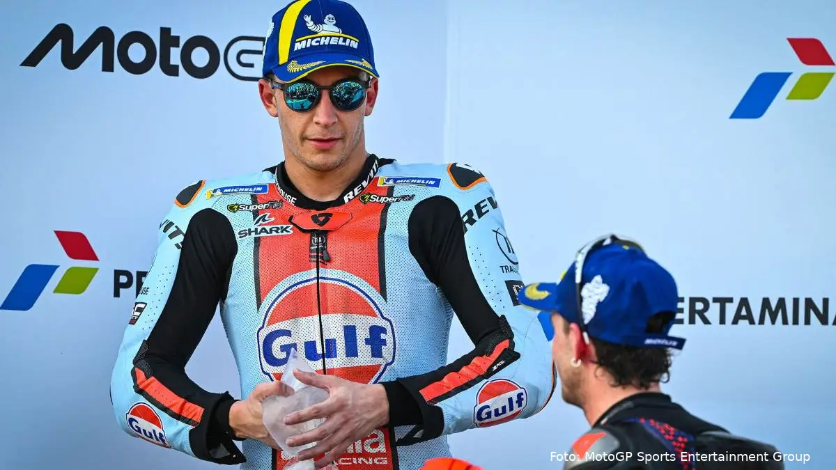 Raul Fernandez guarda Marco Bezzecchi sul podio MotoGP a Mandalika