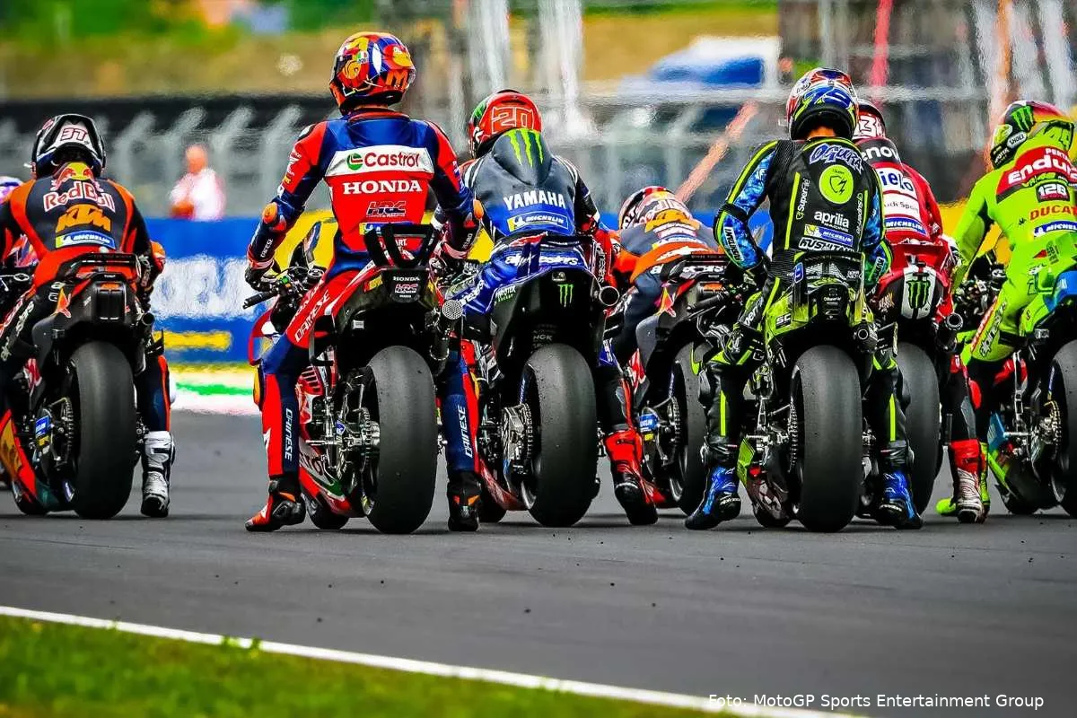 Piloti MotoGP schierati sulla griglia di partenza al Balaton Park Circuit, Ungheria