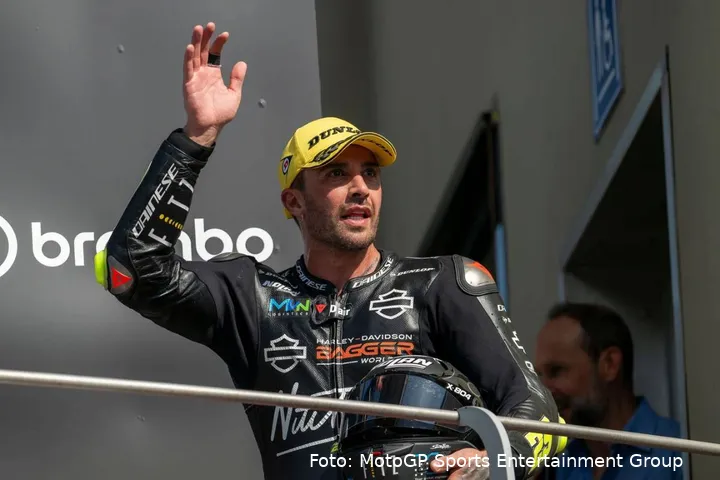 Andrea Iannone pilota della Harley Davidson Bagger World Cup saluta i tifosi al Mugello