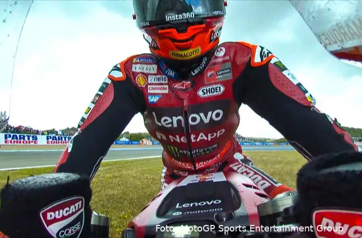 Marc Marquez pilota Ducati MotoGP taglia pista e prato a Jerez