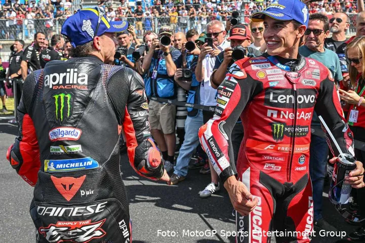 Marc Marquez e Marco Bezzecchi al parco chiuso MotoGP al Balaton Park Circuit