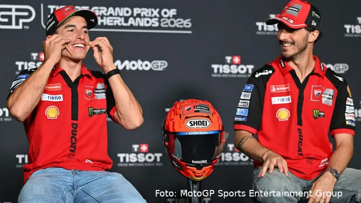 Marc Marquez e Pecco Bagnaia sorridono nella conferenza stampa MotoGP