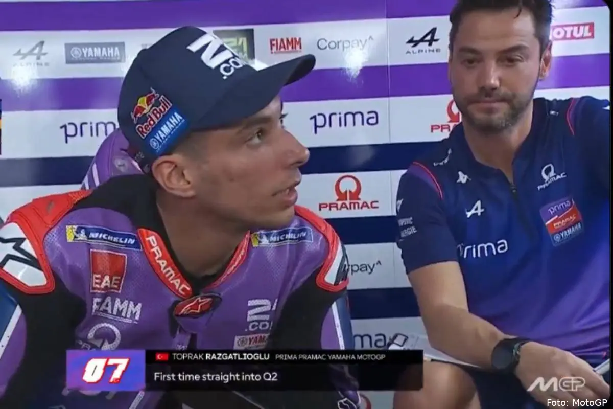 Toprak Razgatlioglu pilota Pramac Yamaha MotoGP nel box con Alberto Giribuola