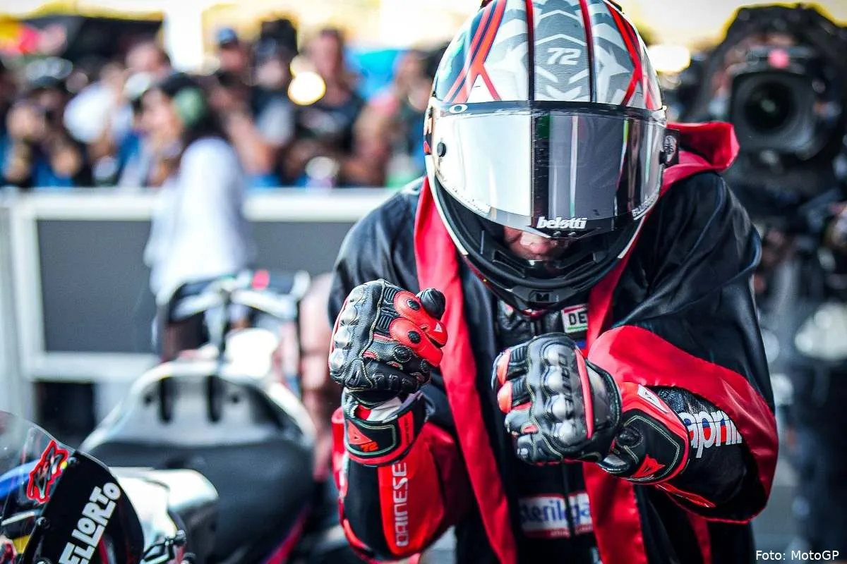 Marco Bezzecchi pilota Aprilia MotoGP dopo la gara a Buriram, Thailandia