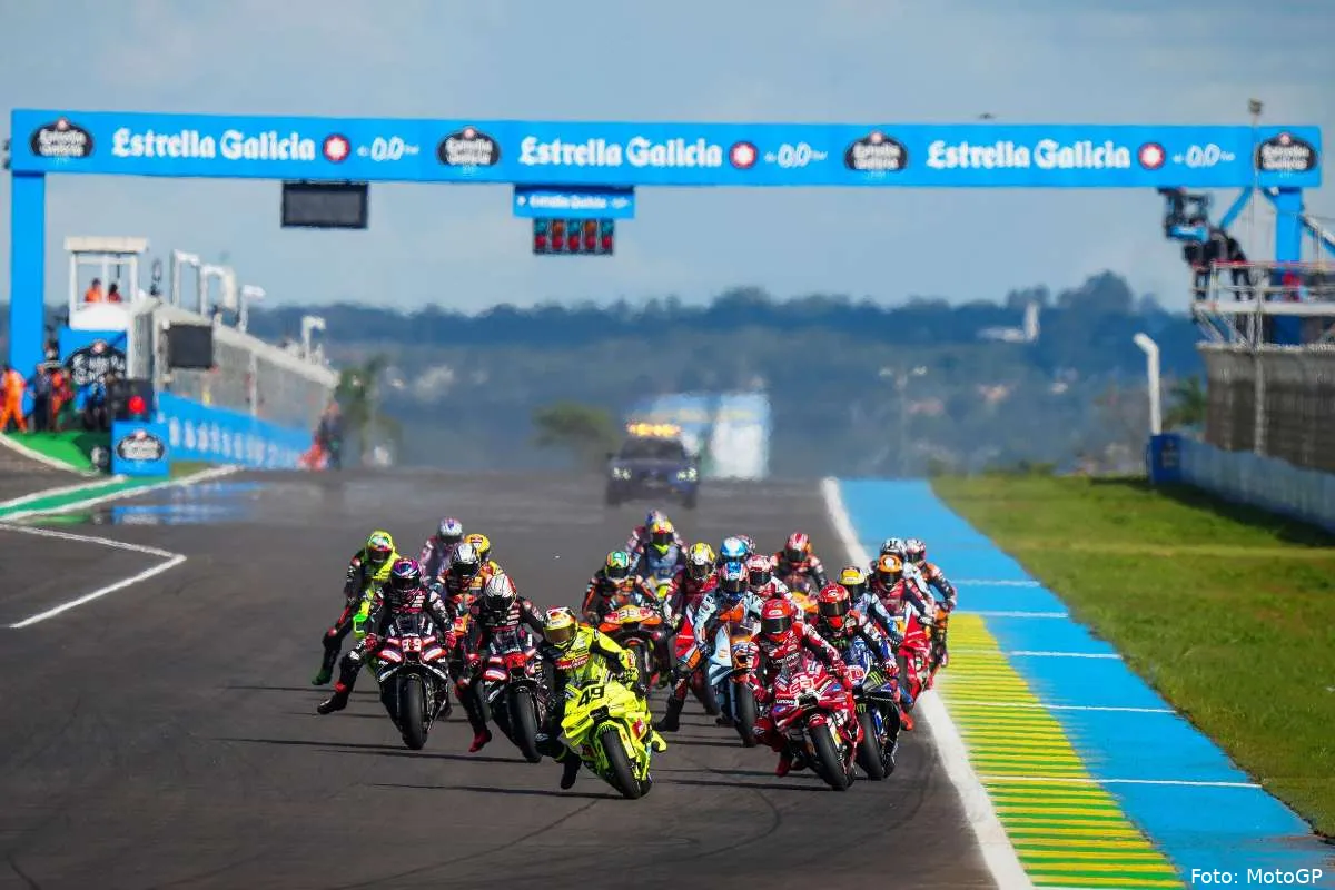 Piloti alla partenza della gara MotoGP del Gran Premio Brasile 2026 a Goiania