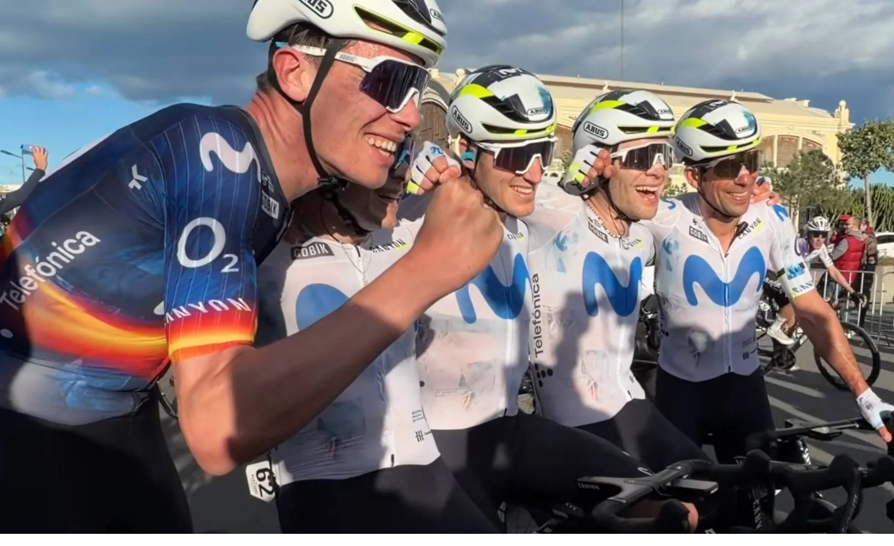 Movistar Team celebrando la victoria de Raúl García Pierna en la VCV 2026