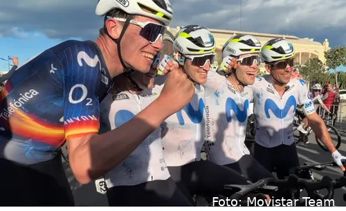 Movistar Team celebrando la victoria de Raúl García Pierna en la VCV 2026