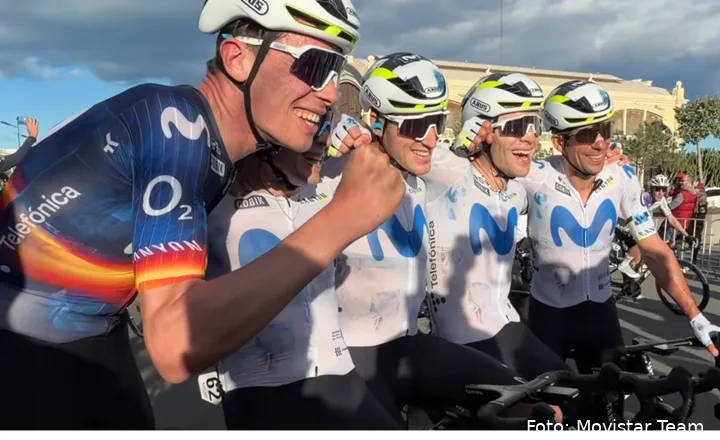 Movistar Team celebrando la victoria de Raúl García Pierna en la VCV 2026