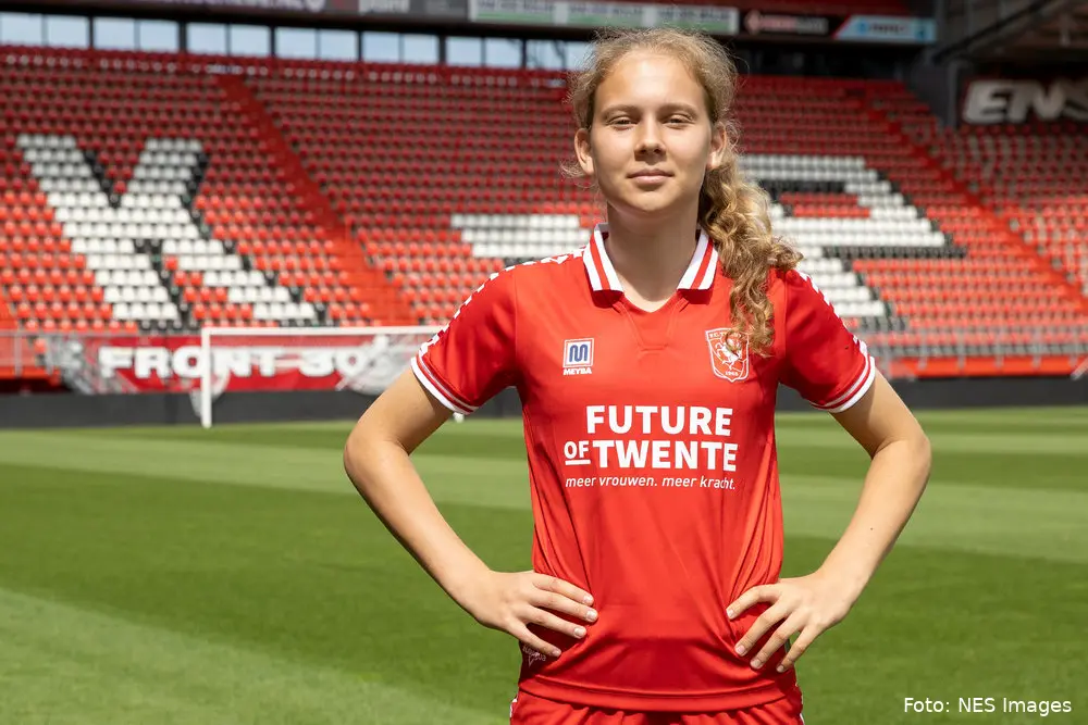 jarne teulings aanvaller fc twente vrouwen fotoshoot 2021 2022