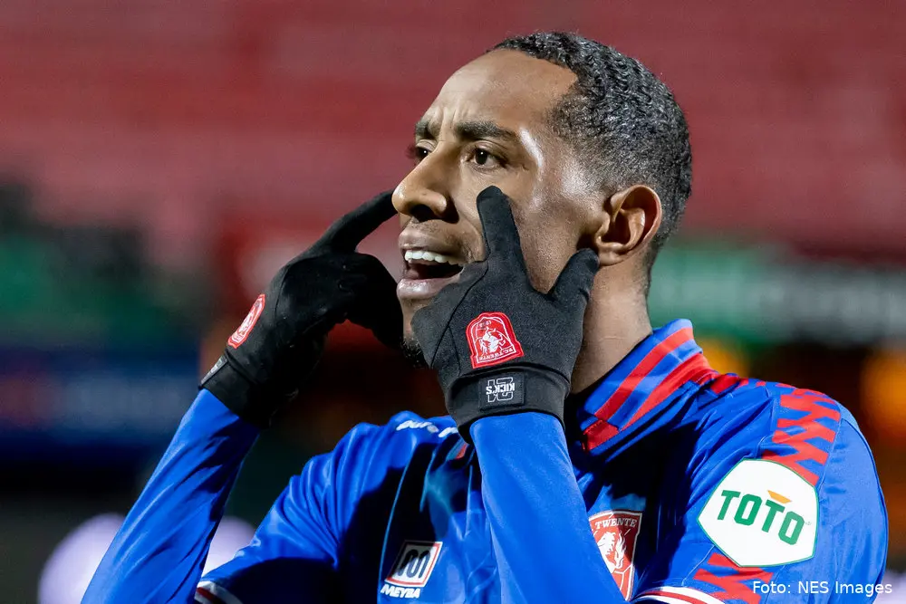 joshua brenet rechtsback fc twente 2022 goffertstadion