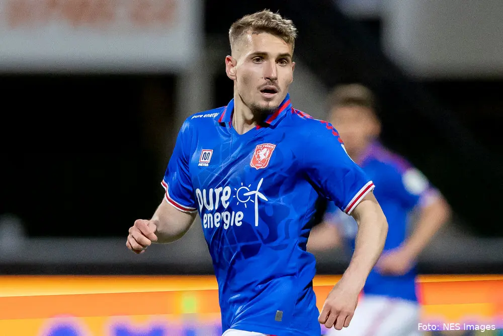 michal sadilek verdedigende middenvelder fc twente 2022 blauw shirt
