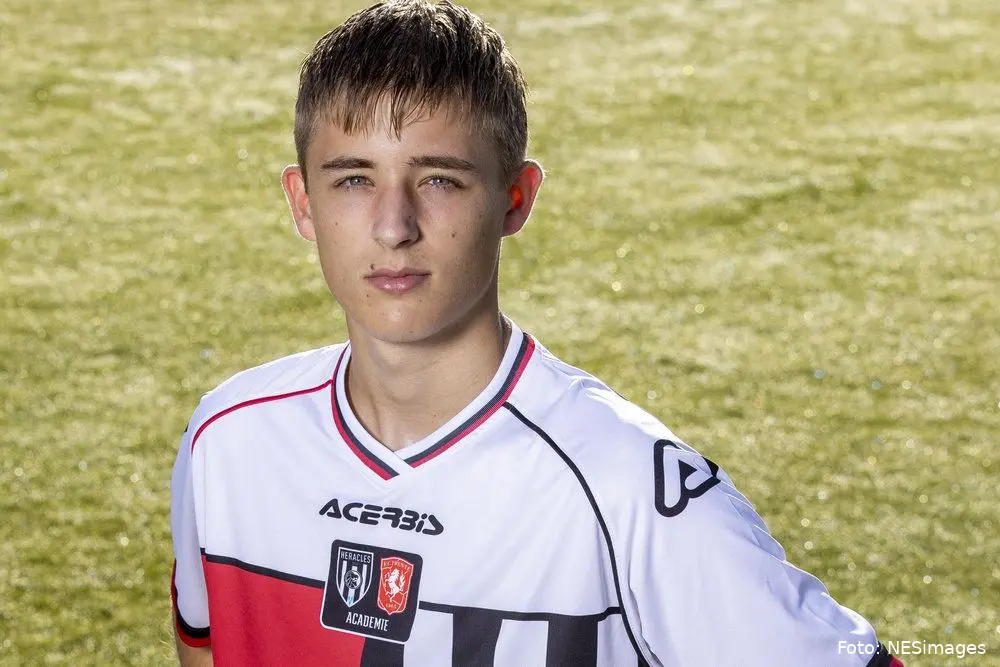 max bruns middenvelder fc twente heracles academie 2020 2021