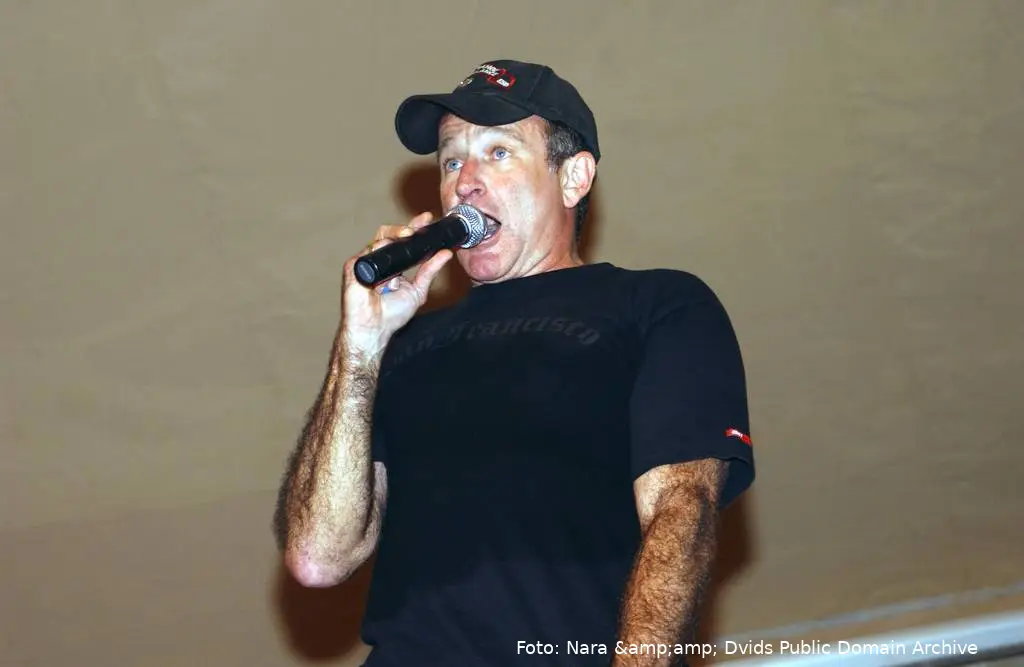 comedian-robin-williams-entertains-airmen-during-the-uso-united-service-organization-1a6b1c-1024