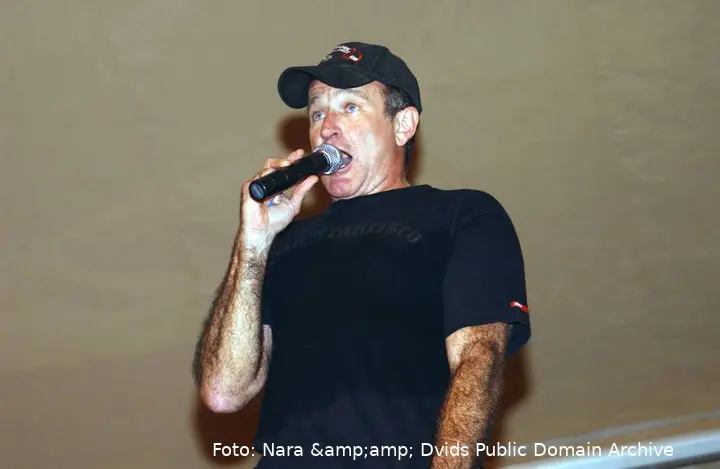 comedian-robin-williams-entertains-airmen-during-the-uso-united-service-organization-1a6b1c-1024