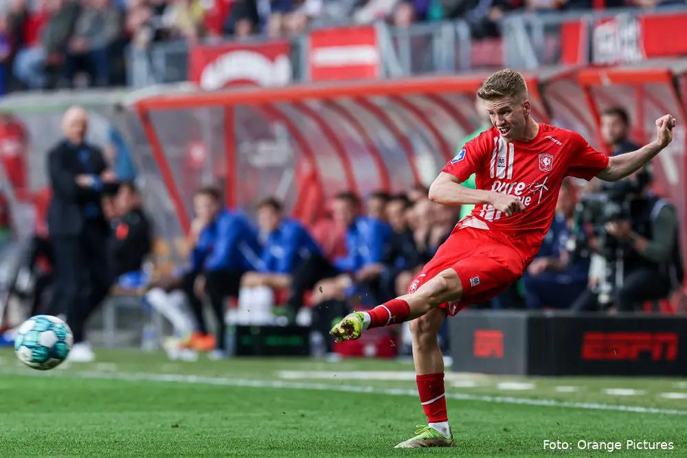 Gijs Smal Actie FC Twente RKC Waalwijk Seizoen 2022 2023