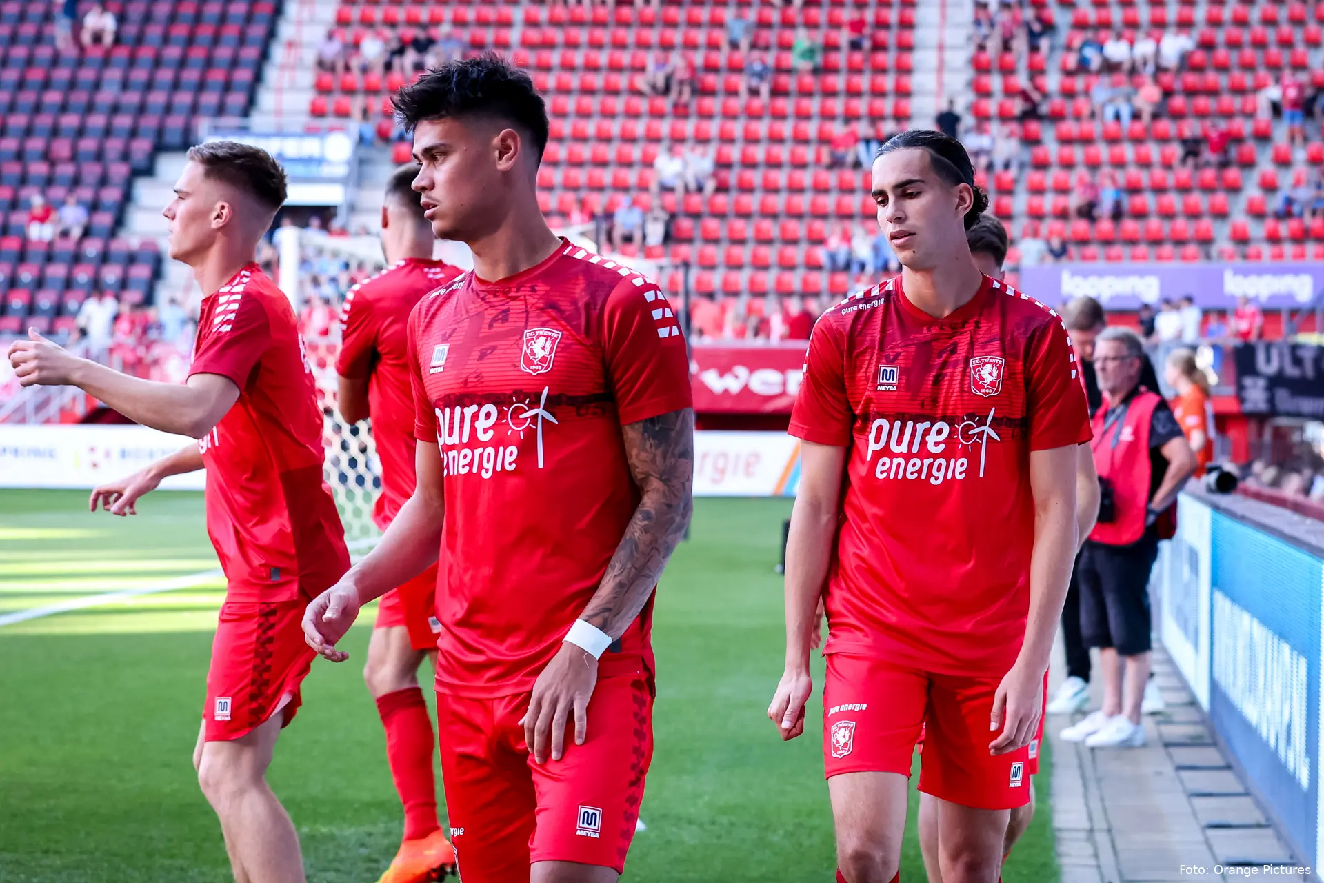mees hilgers ramiz zerrouki warming up fc twente fk cukaricki conference league 2022 2023