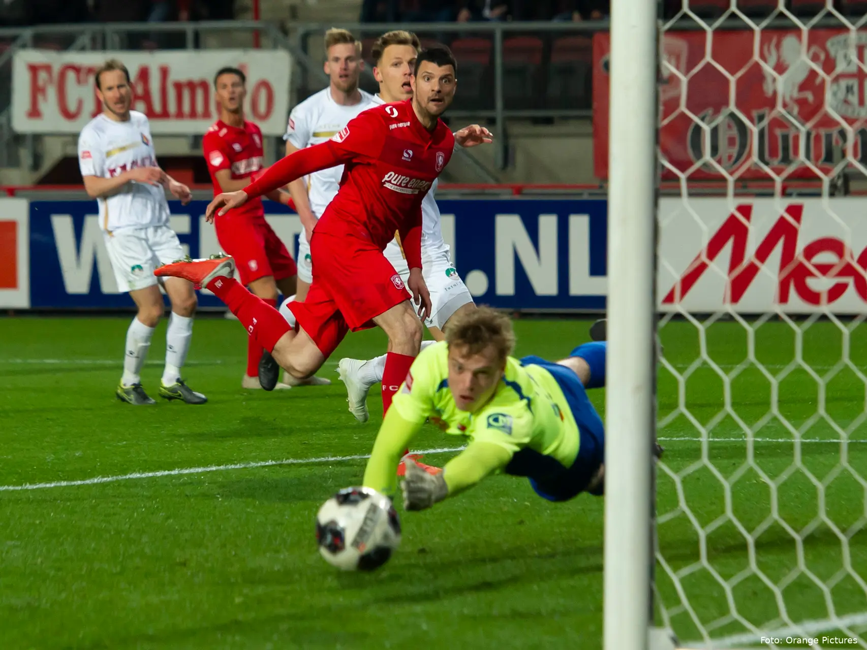 haris vuckic sven van der maaten bal naast fc twente telstar keuken kampioen divisie 2018 2019