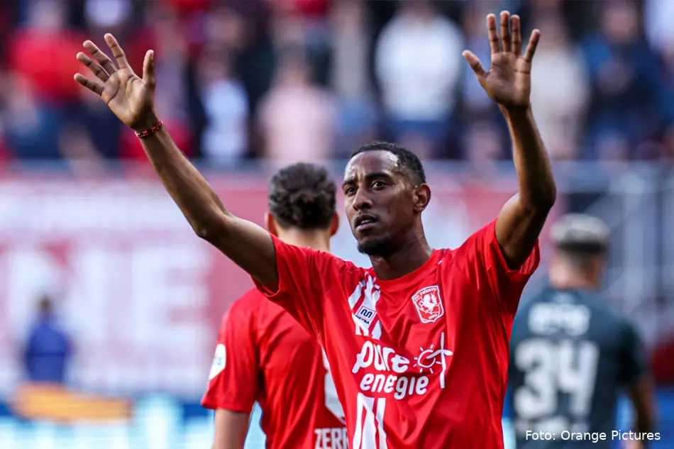 joshua brenet zwaaien fc twente 2022 2023