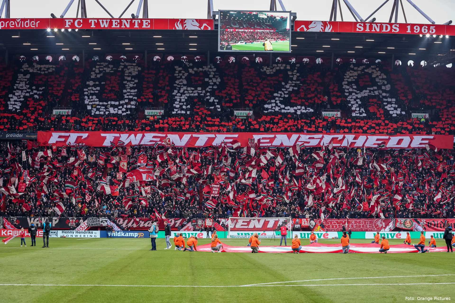 sfeeractie vak p pyro supporters forza fc twente enschede feyenoord thuis de grolsch veste 2022 2023