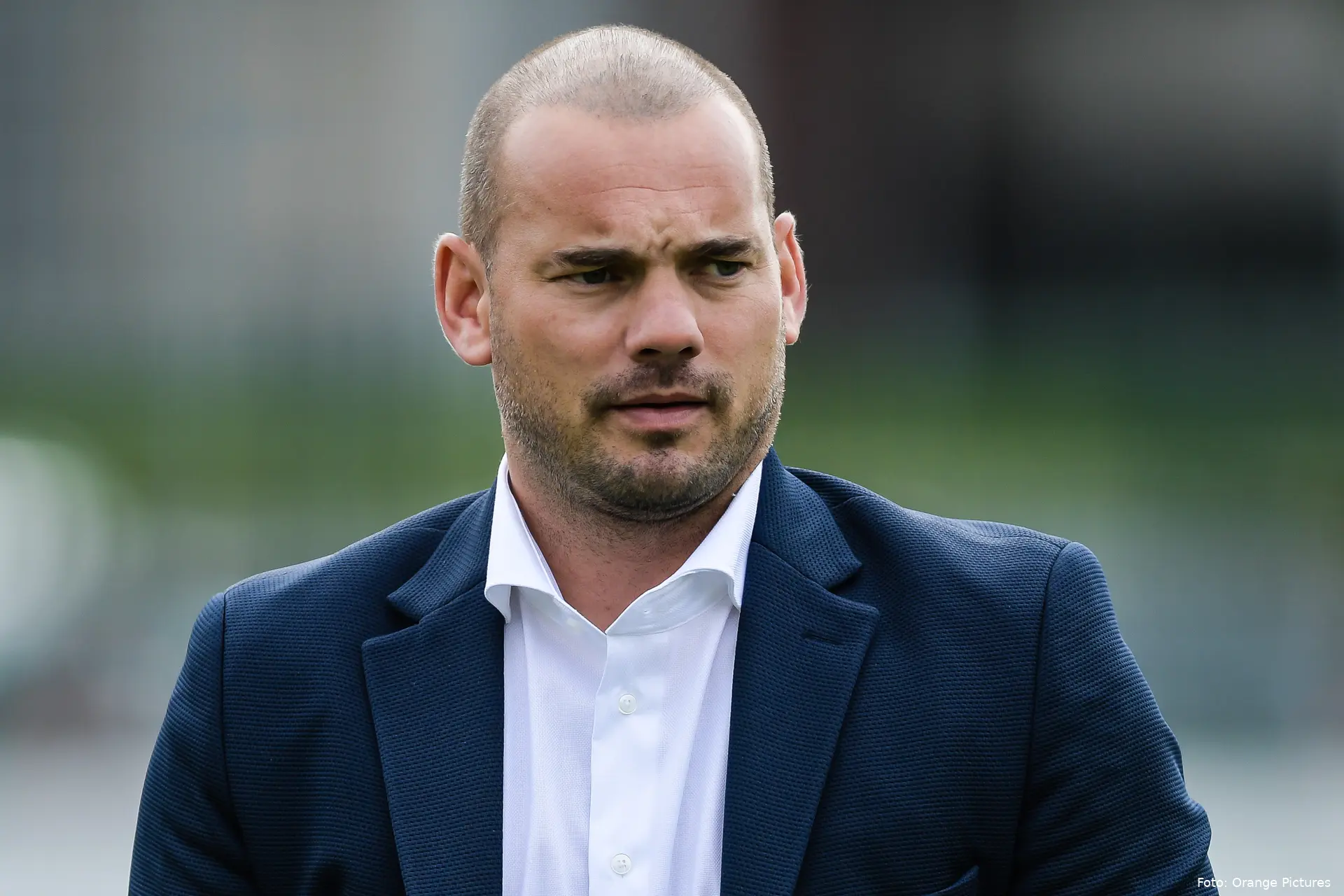 wesley sneijder close up witte blouse