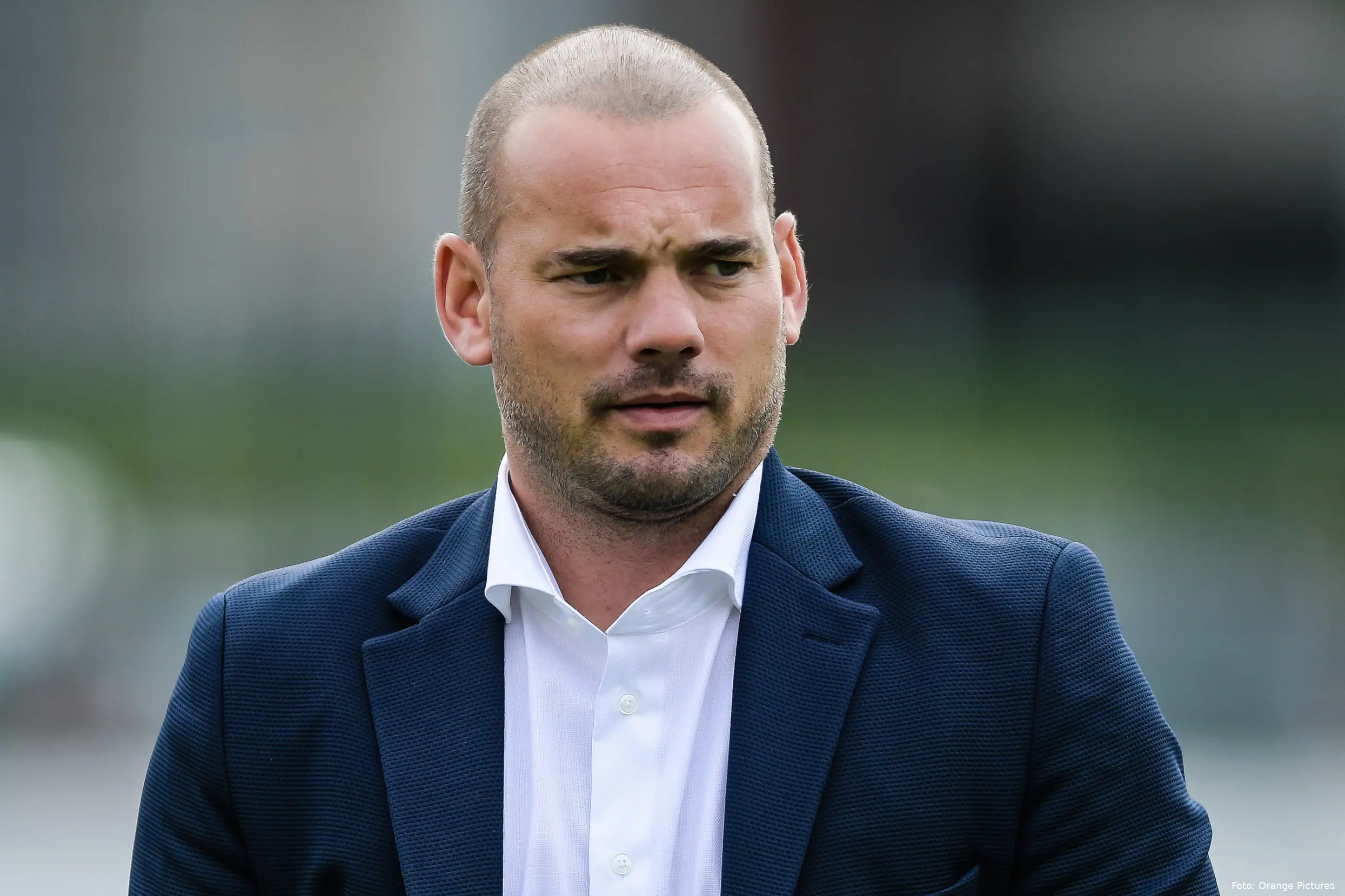 wesley sneijder close up witte blouse