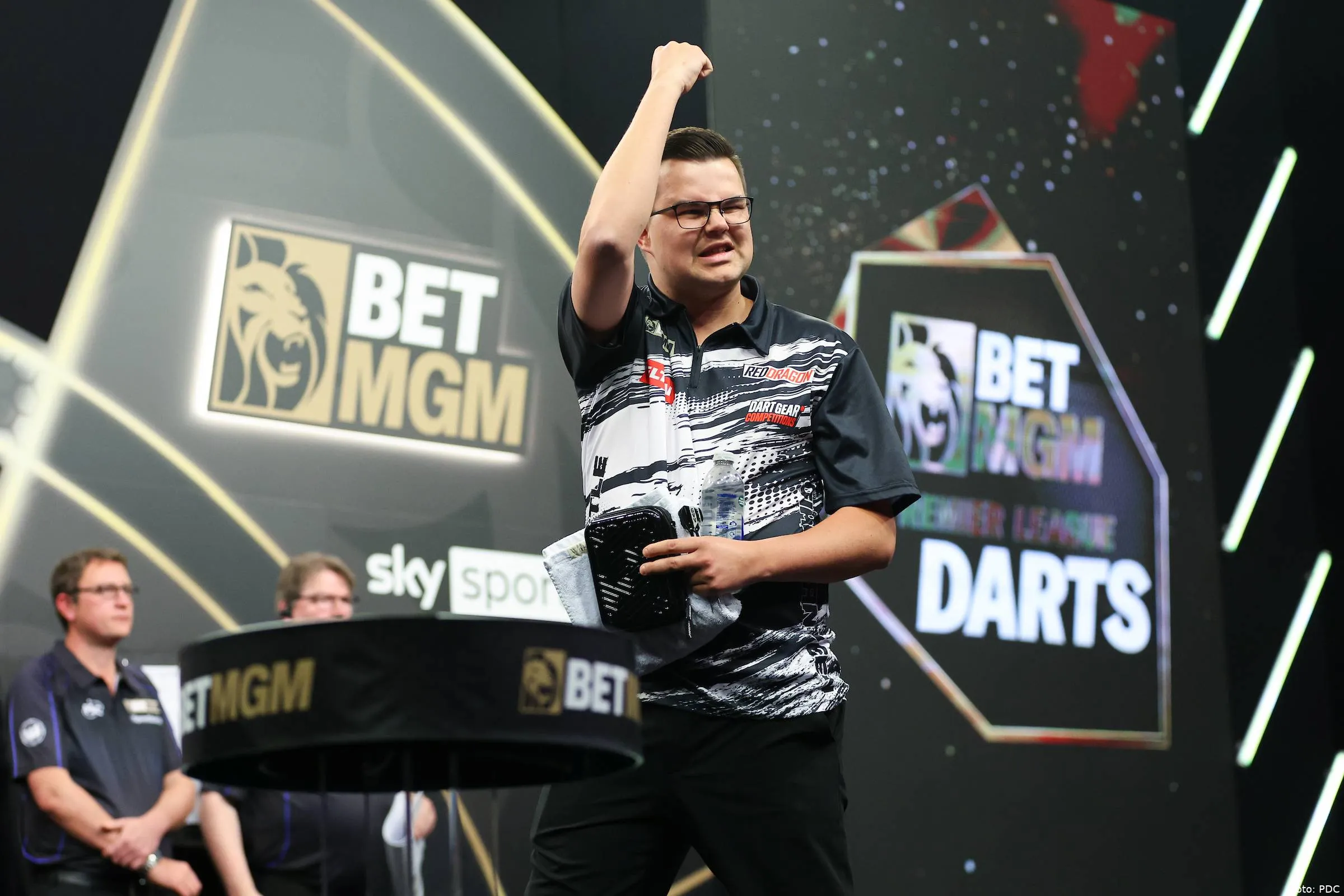 2026PremierLeagueNight1_VanVeen04