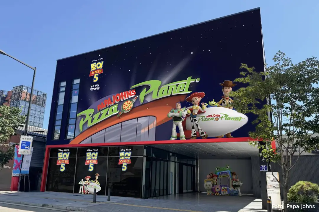https___hypebeast.com_image_2026_06_04_papa-johns-disney-pixar-pizza-planet-toy-story-5-global-pop-up-002