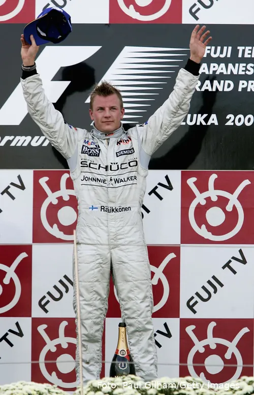 <i>Kimi Räikkonen fejrer sin sejr i Japan i 2005.</i>