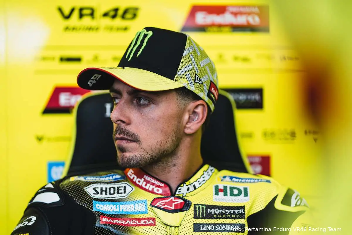 Fabio Di Giannantonio pilota Pertamina VR46 MotoGP seduto nel box