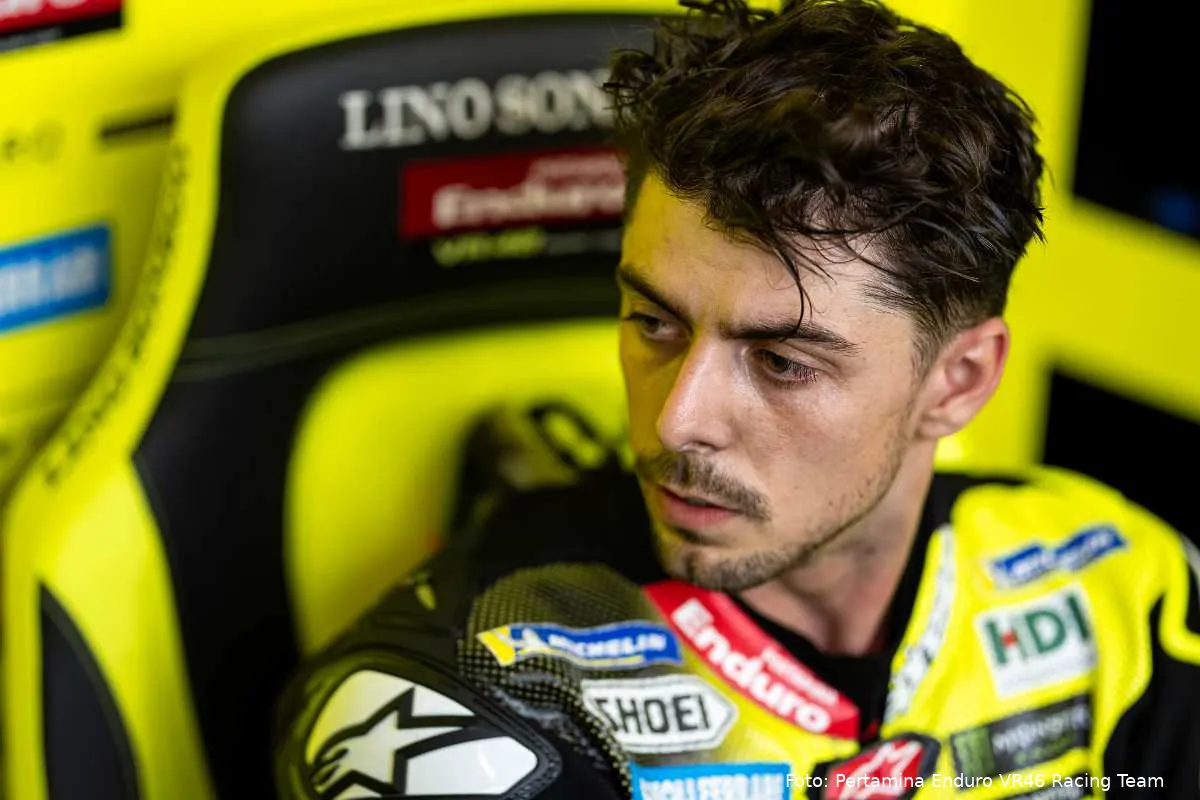 Fabio Di Giannantonio pilota VR46 MotoGP seduto nel box