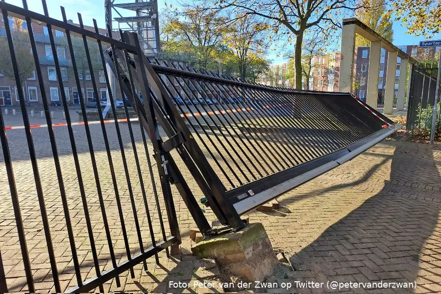 supporters fans fc twente uitvak sparta rotterdam het kasteel gesloopd hek