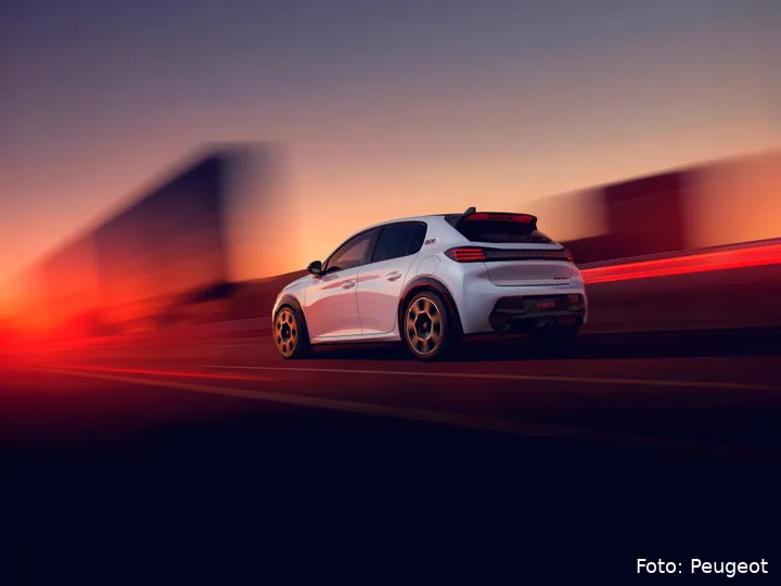 DY04_208-GTI_3-4_REAR