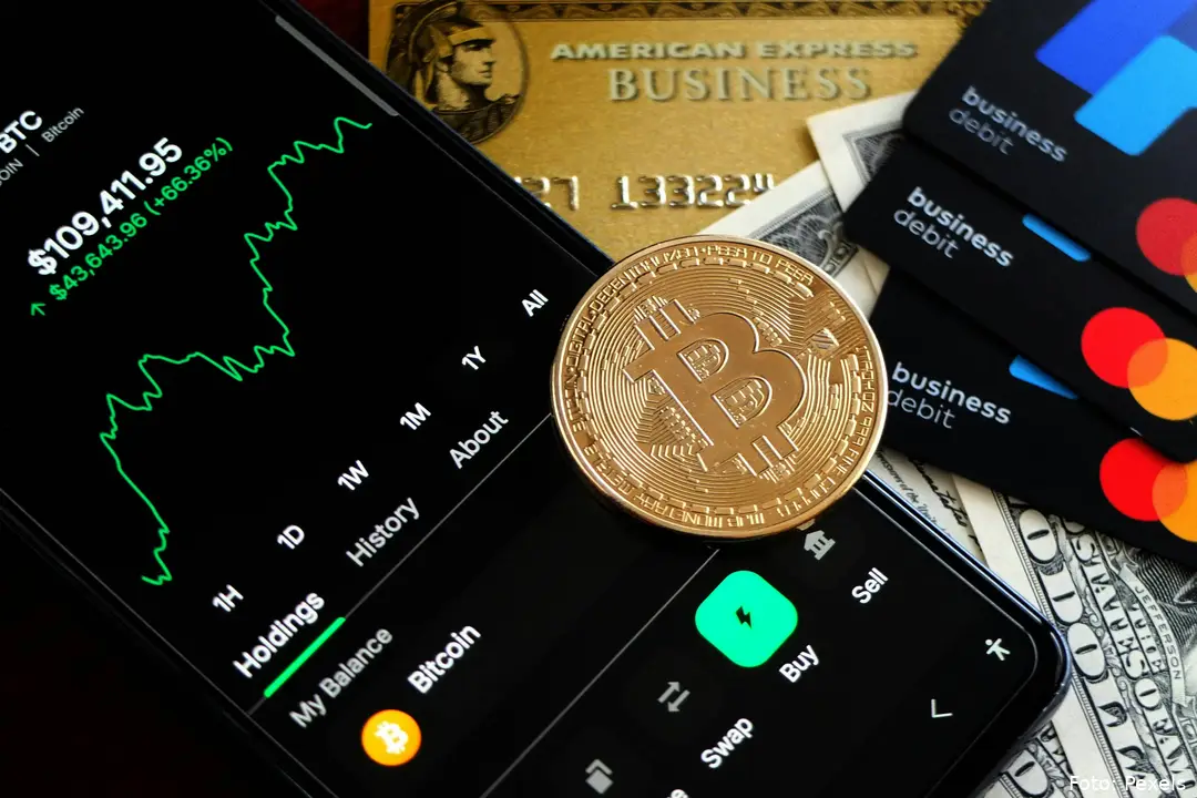 free-photo-of-cryptocurrency-trading-with-bitcoin-and-credit-cards