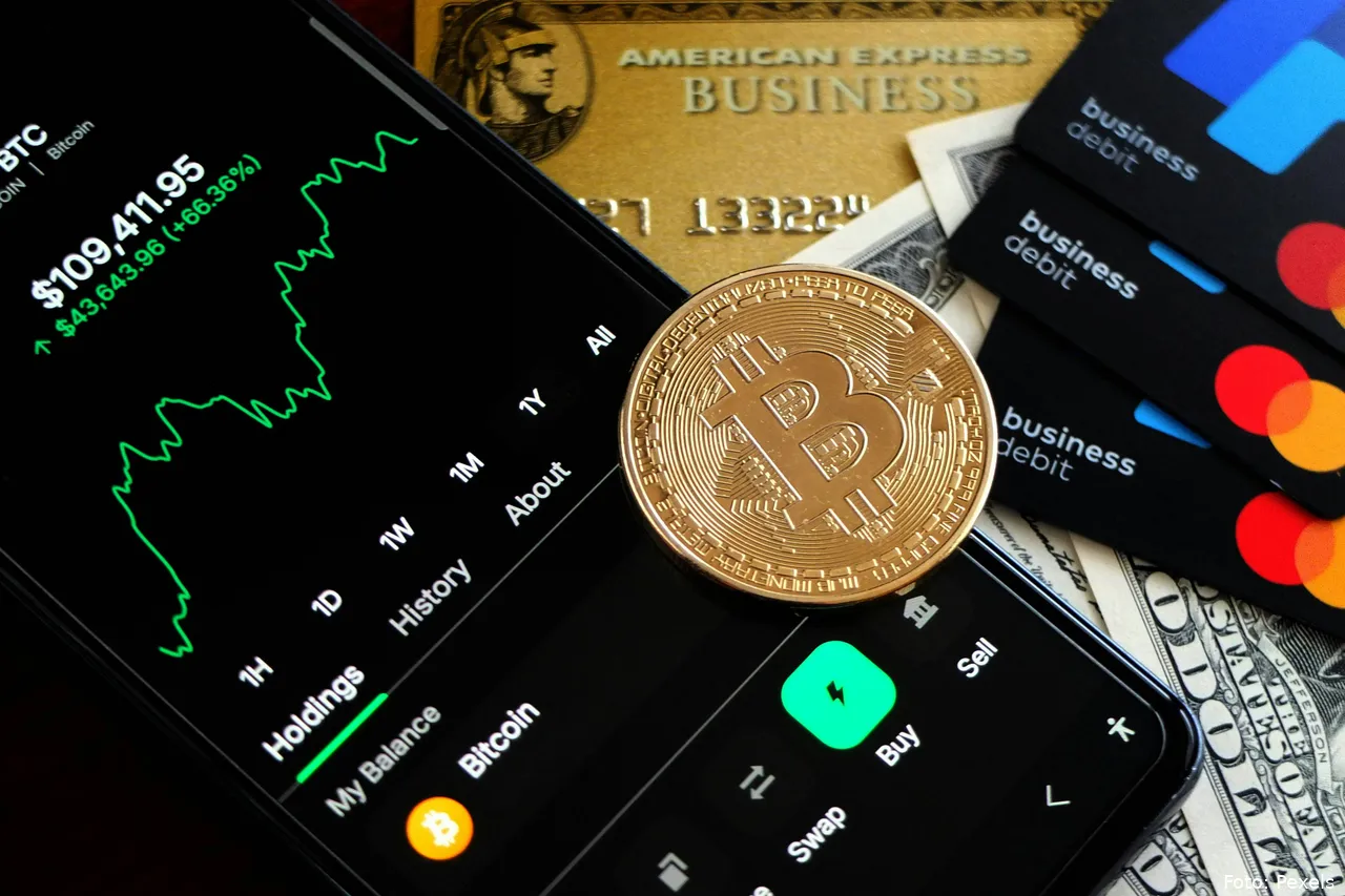 free-photo-of-cryptocurrency-trading-with-bitcoin-and-credit-cards